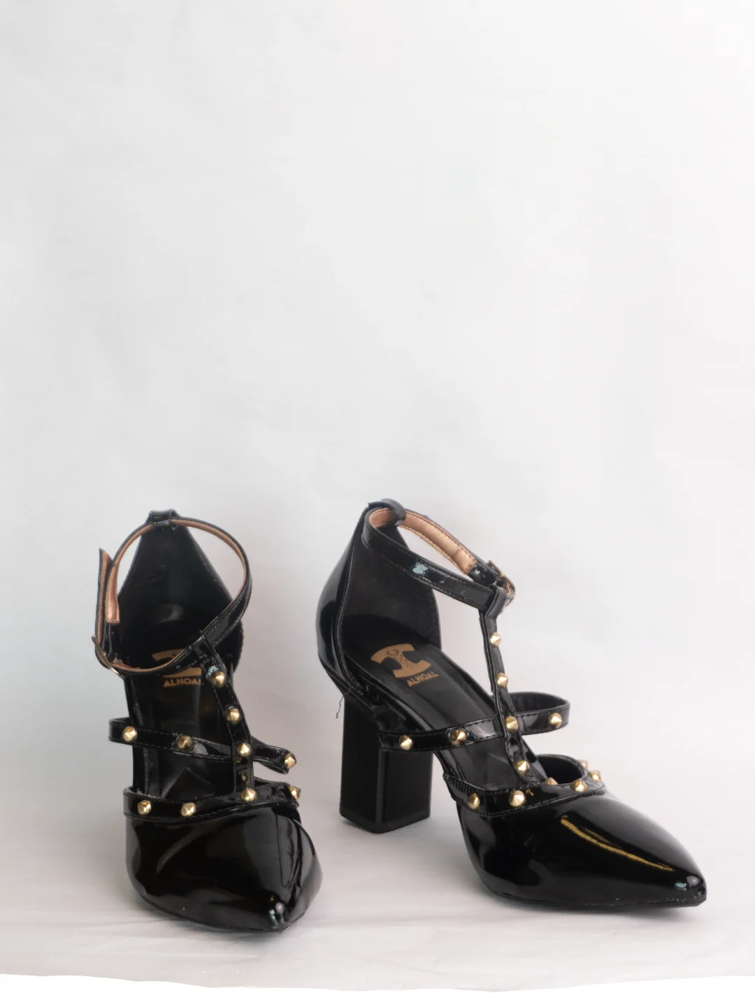 Schwarze Sandalen mit goldenen Nieten